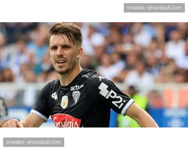 特写：洛里昂主帅勒布里斯在战术板前的沉思，保级压力下的每一次布阵都关乎存亡