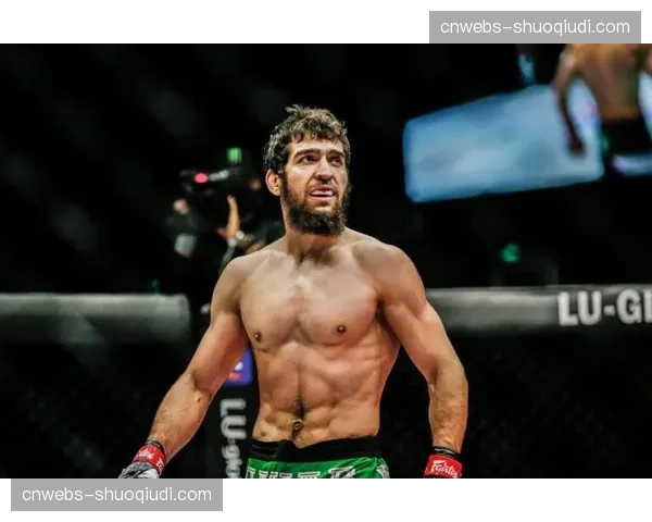 “温情时刻：小鹰哈比布现身观赛，为祖国达吉斯坦的选手挥舞国旗”