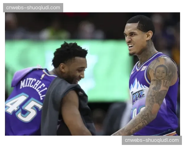 场边视角:贝蒂斯教练组频繁通过平板电脑向队员展示对手转换弱点 场边视角:贝蒂斯教练组频繁通过平板电脑向队员展示对手转换弱点